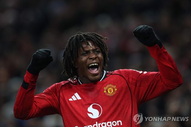 골세리머니를 펼치는 맨유의 파트리크 도르구