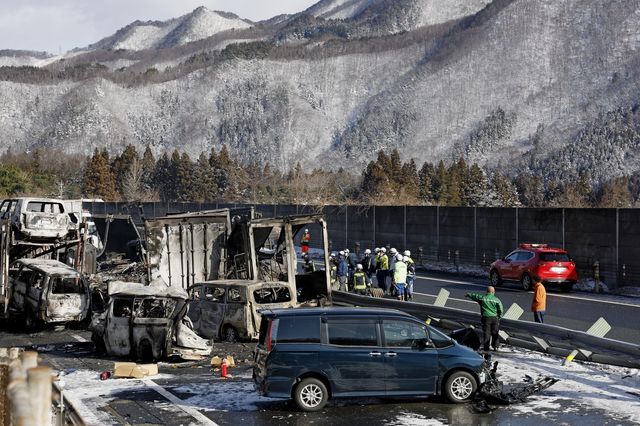 日 눈길 고속도로서 차량 60여대 연쇄 추돌…2명 사망