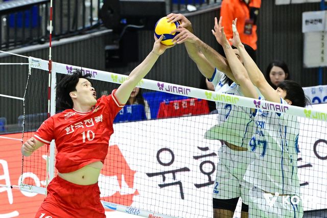 볼 다투는 한국전력의 김정호(왼쪽)