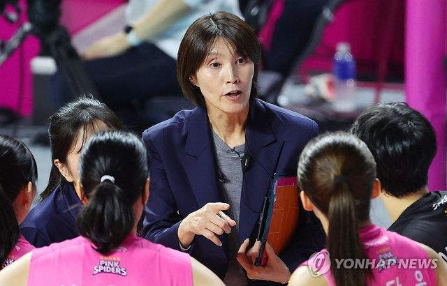 작전 지시하는 요시하라 감독