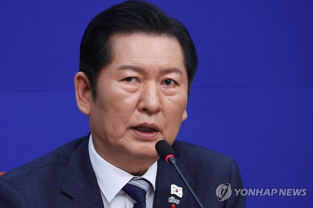 답변하는 정청래 대표