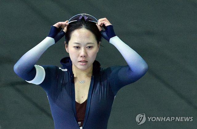 기록 확인하는 박지우