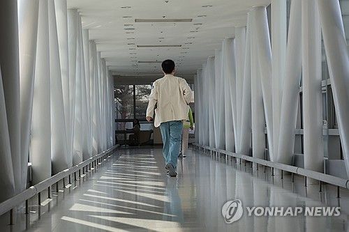 서울의 한 대학병원에서 이동하는 의료진