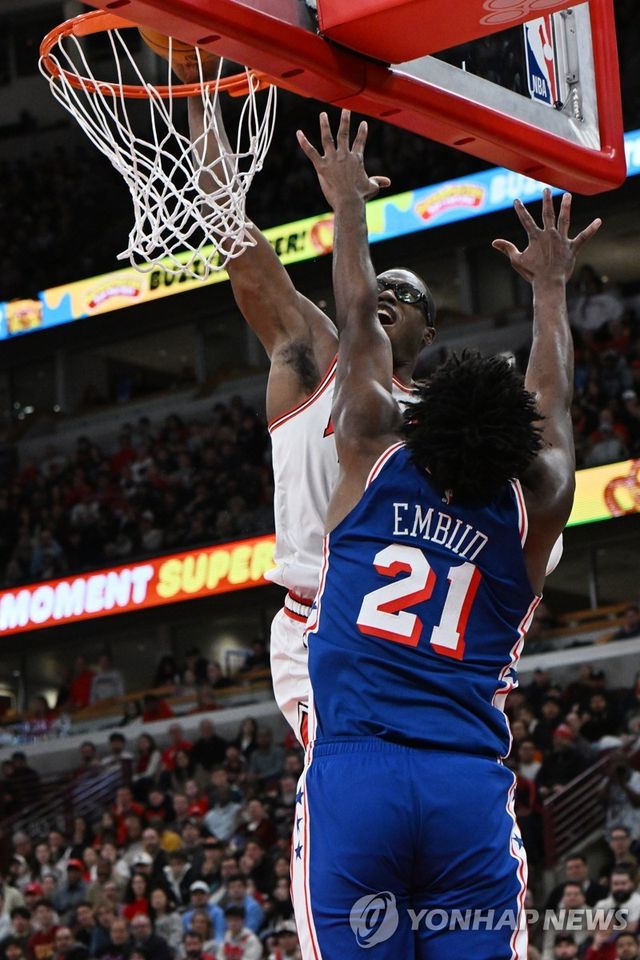 엠비드 앞에 두고 덩크 꽂는 스미스