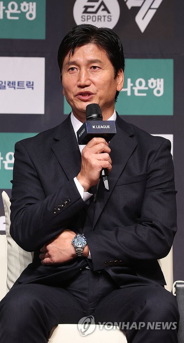 2025시즌 파이널라운드 미디어데이에서 인사말 하는 정정용 감독