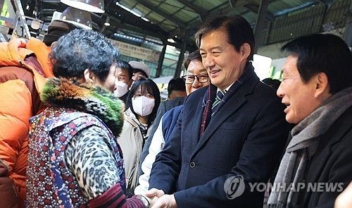 정읍 상인들과 악수하는 조국 대표