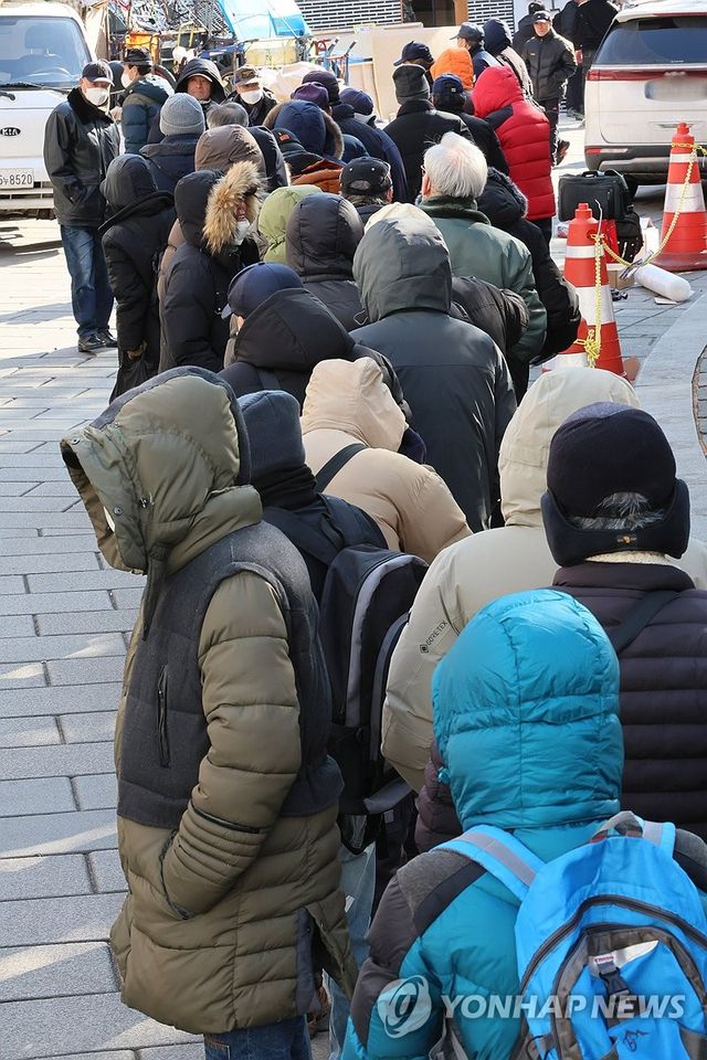 무료 급식소 앞의 어르신들