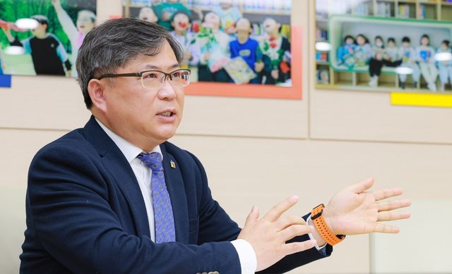 인터뷰하는 유정기 전북교육감 권한대행