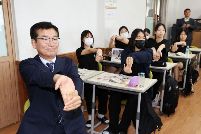 학교 현장 몸활동에 동참한 윤건영 충북교육감