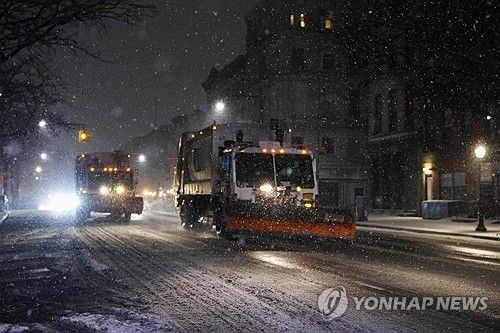 26일(현지시간) 뉴욕 폭설에 제설 작업 나선 제설차들