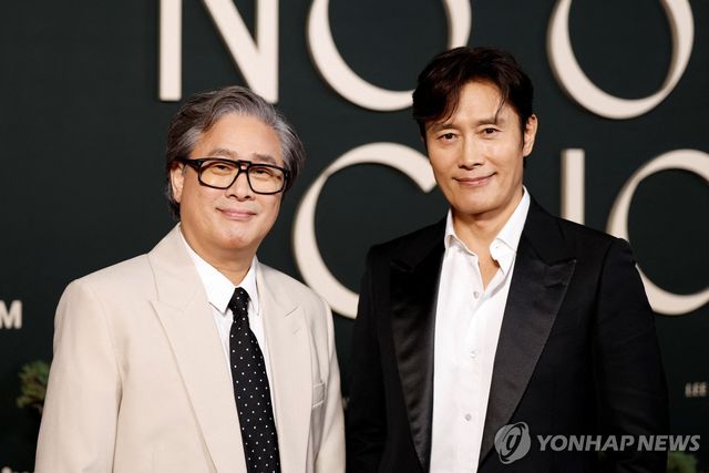 지난 9일(현지시간) 미 LA '어쩔수가없다' 시사회에 참석한 박찬욱 감독과 배우 이병헌