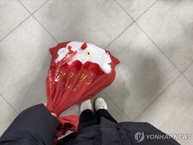 크리스마스 선물이 담긴 산타 주머니