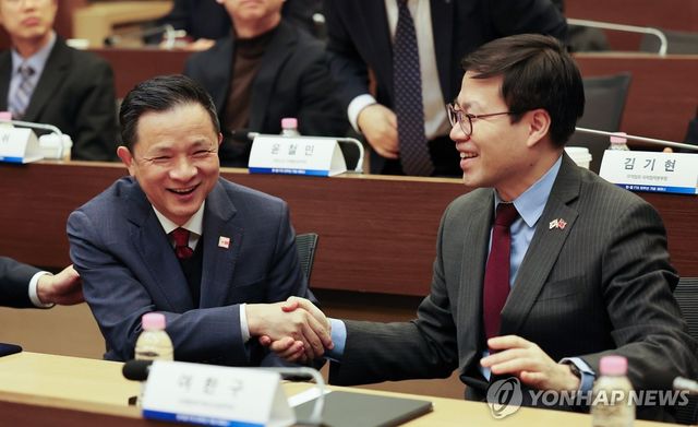 밝은 표정으로 손잡는 여한구 통상교섭본부장과 다이빙 주한 중국 대사