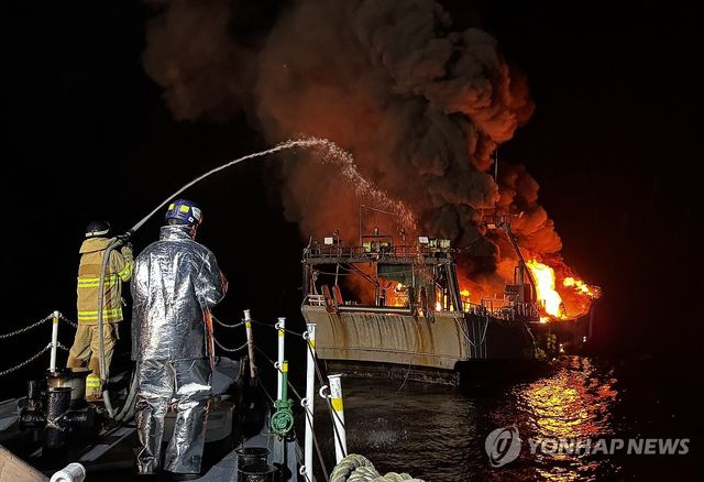 부산 앞바다서 선박 화재…6명 구조