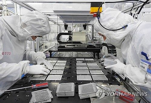 중국의 한 휴대전화용 카메라 렌즈 제조 공장