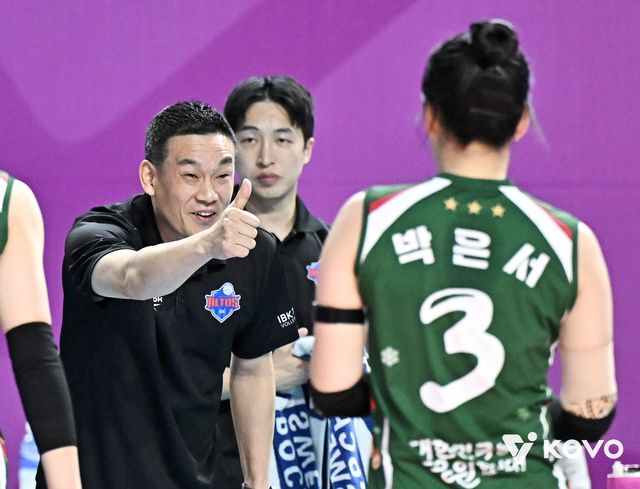 엄지 치켜세우는 여오현 IBK기업은행 감독대행(중앙)