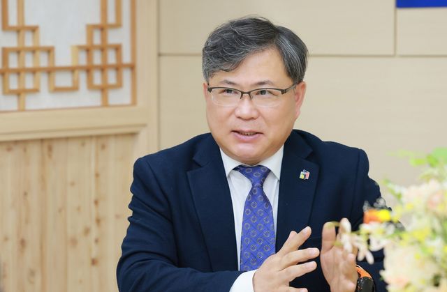 인터뷰하는 유정기 전북교육감 권한대행