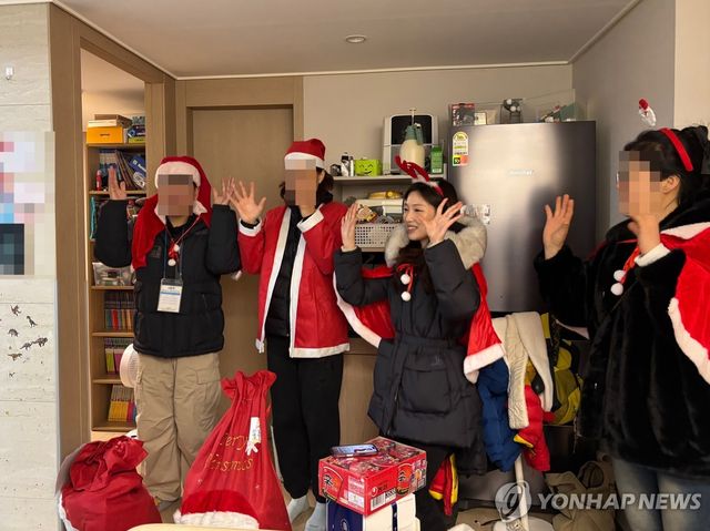 크리스마스 캐럴에 맞춰 율동하는 봉사자들