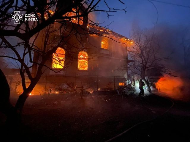 러시아 공습에 불타는 우크라 건물