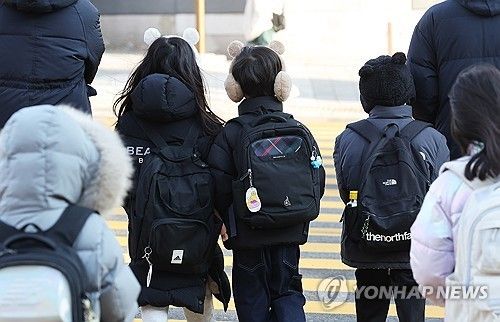 등교하는 초등학생들