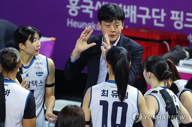 작전 지시하는 이영택 감독