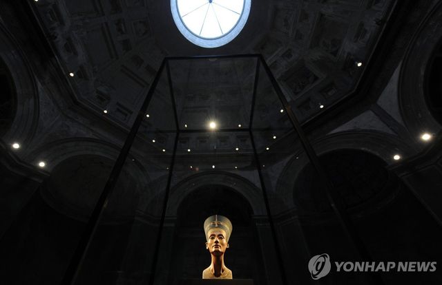 고대 이집트 왕비 네페르티티의 흉상