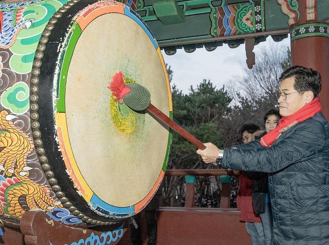 2024년 해맞이 행사에서 대북을 치는 이기재 구청장