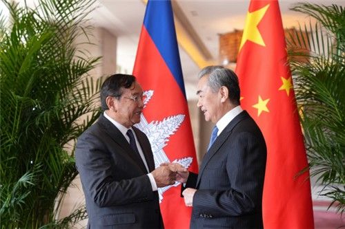 28일 중국 윈난성에서 만난 쁘락 소콘 캄보디아 부총리와 왕이 중국 외교부장