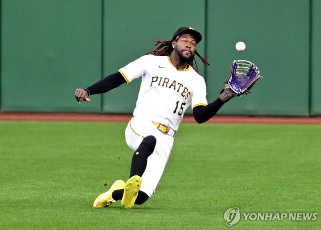 피츠버그 외야수 오닐 크루스의 편안한 슬라이딩 캐치