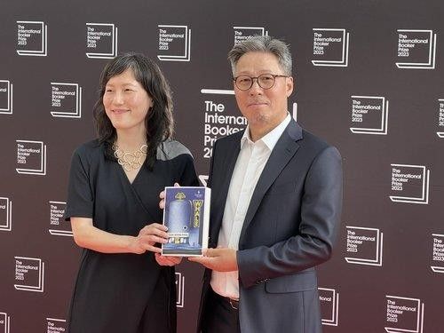 '고래' 천명관 작가와 김지영 번역가