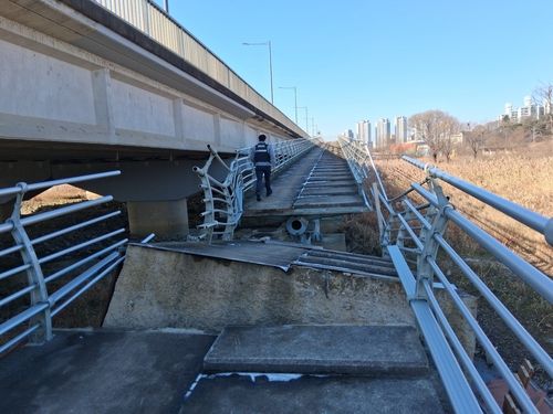 광주 광신대교 옆 보행로 붕괴