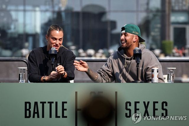 기자회견 하는 사발렌카(왼쪽)와 키리오스