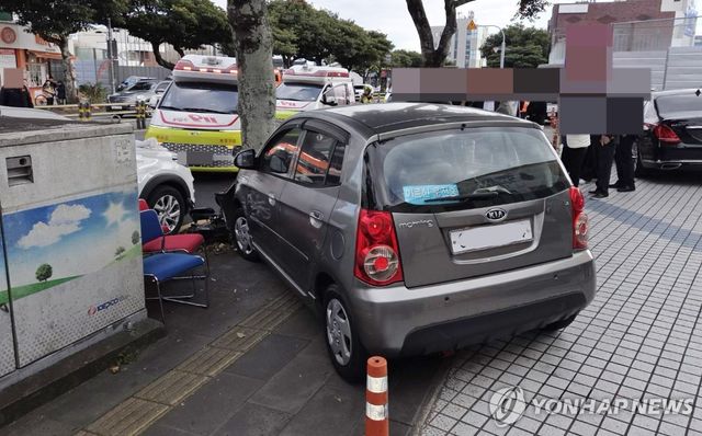 제주 인도 위 사고 차량