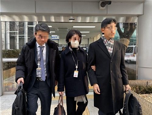 28일 오전 9시 55분께 서울 서대문구 경찰청사로 들어서는 정원주 전 비서실장. [촬영 정연솔 수습기자]