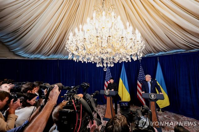 회담 결과 설명하는 트럼프-젤렌스키 대통령