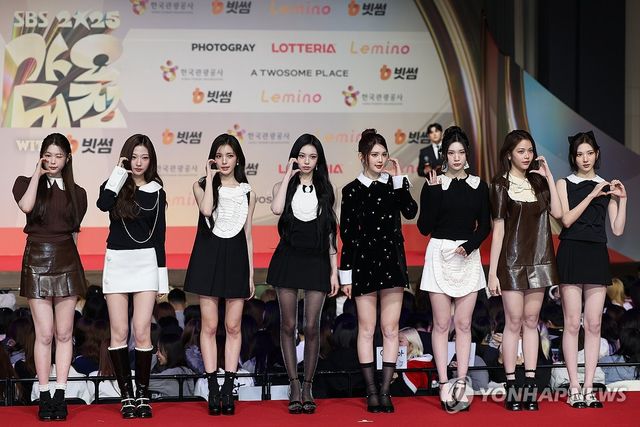 포즈 취하는 하츠투하츠