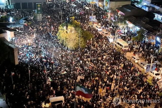 소말릴란드 하르게이사 시내에서 26일(현지시간) 주민들이 소말릴란드 국기를 흔들며 이스라엘의 자국 국가승인을 축하하고 있다.[AFP=연합뉴스]