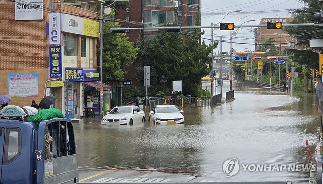 거센 비에 물에 잠긴 도로