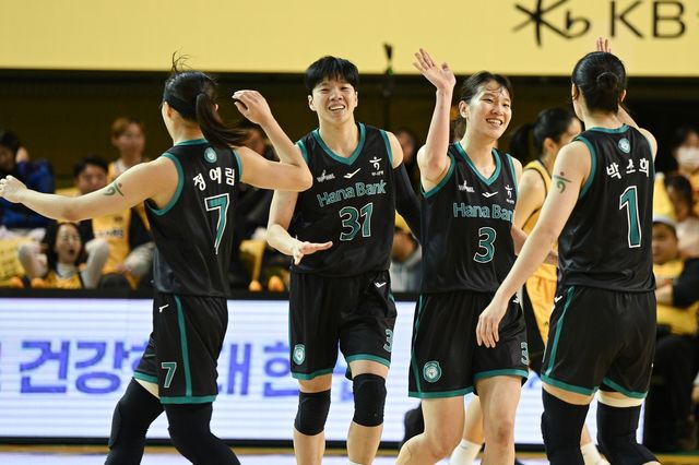 정현(3번) 등 하나은행 선수들