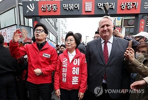 함께 거리인사 나선 한동훈-인요한-이혜훈