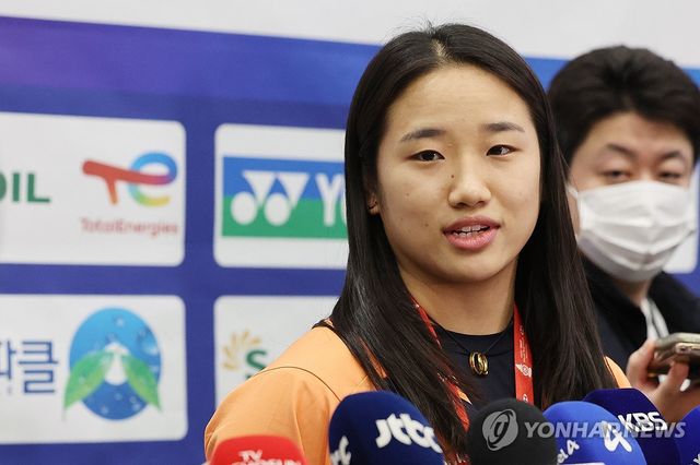 취재진의 질문에 답하는 안세영