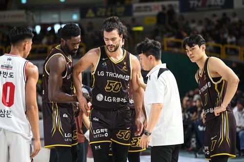 아파하는 LG의 아셈 마레이(50번)