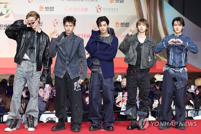 포즈 취하는 코르티스