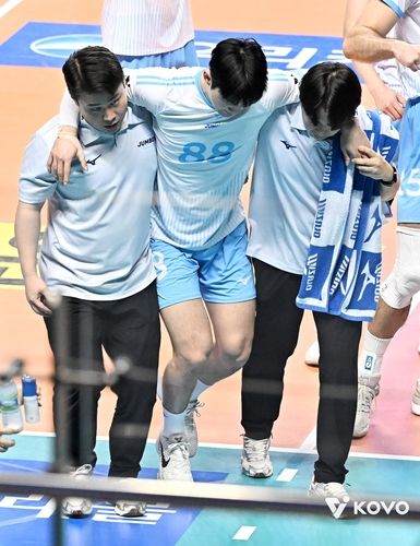 부축받고 코트 떠나는 임재영