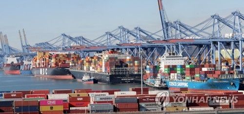 경남과 부산에 걸친 부산신항 전경