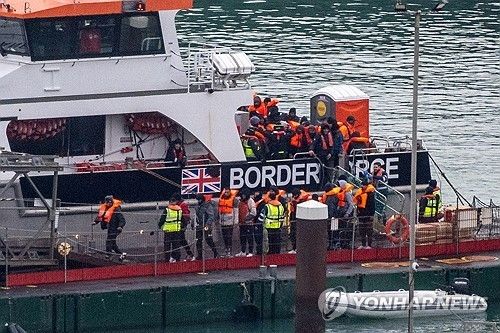 영국 국경수비대 선박의 이주민들