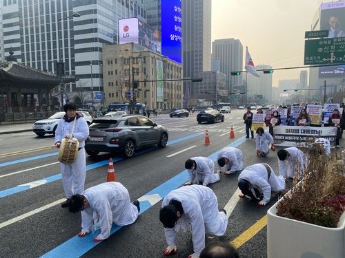 청와대 용역 노동자들 삼보일배