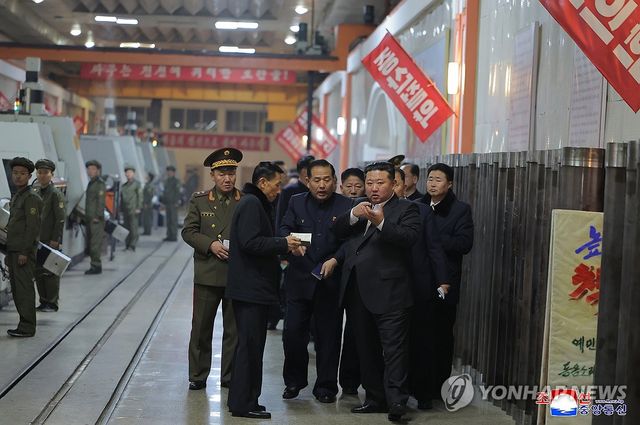 김정은, 군수 공업기업소 방문 … 생산능력 확대 지시