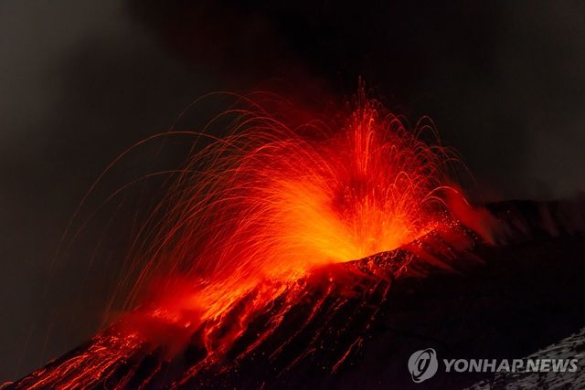 분화하는 이탈리아 시칠리아섬 에트나 화산