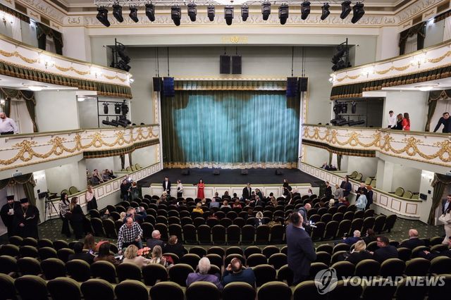 마리우폴 드라미 극장 무대와 객석